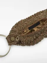 Bolso de cóctel color bronce, con diseño de abalorios tejidos en tricot y forma de concha. Cuenta con un compartimento principal, cierre de cremallera y cierre magnético. Tiene un asa de mano metálica dorada con logo grabado.