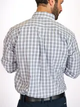 Camisa de corte clásico con estampado de cuadros en tonos rosados y celestes, con cuello abotonado, manga larga y bolsillo frontal con detalle bordado.