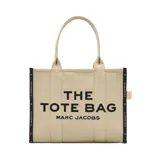 Bolso tipo tote de gran tamaño, confeccionado en lona de algodón y poliéster color negro. Presenta el logo estampado en blanco en el frente y bordes reforzados con detalles de texto. Cuenta con doble asa superior para llevar al hombro.
