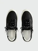 Zapatillas urbanas Moncler modelo Vera Leisure, color negro con suela de goma blanca. Presentan un diseño de corte bajo con cordones bicolores y detalle de logo en la lengüeta.