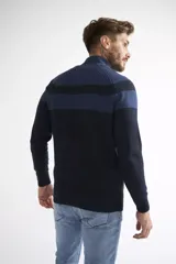 Campera tejida de algodón con diseño color block en tonos beige y marrón. Presenta cierre frontal completo, cuello alto y textura acanalada.