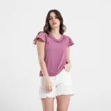 Blusa color rosa con escote en V y mangas cortas con volados.