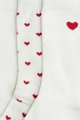 Pack de cinco pares de medias de caña media color blanco, confeccionadas en punto fino de mezcla de algodón. Tres pares tienen un estampado de pequeños corazones rojos distribuidos por toda la media, y dos pares son lisos, con un corazón rojo bordado en la parte superior.