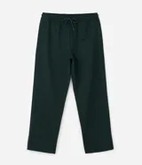 Pantalón deportivo de corte recto color verde oscuro, confeccionado en tejido de algodón y poliéster. Cuenta con cintura elástica con cordón ajustable, bolsillos laterales funcionales y una cinta decorativa lateral.