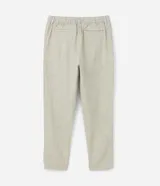 Pantalón masculino de corte relajado confeccionado en tejido oxford de algodón. Presenta cintura con trabillas y lazo ajustable, bolsillos laterales y traseros.