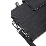 Billetera tipo fichero de tela color negro, con cierre principal, solapa con broche y correa de muñeca extraíble. Presenta un aplique circular con el logo de la marca en el frente.