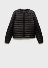 Campera acolchada de diseño recto y cuello redondo, con cierre frontal de cremallera y mangas largas. Cuenta con acabado repelente al agua y bolsillos laterales con cierre.