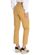 Pantalón de pierna recta y tiro alto RKF modelo Isis, de color beige, con prácticos bolsillos estilo carpintero.