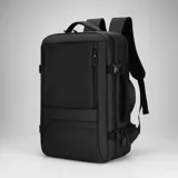 Mochila de viaje de diseño minimalista y funcional, color negro. Cuenta con múltiples compartimentos, incluyendo uno para laptop, puerto USB integrado, correas de compresión laterales, asa de transporte lateral y correas de hombro acolchadas con protección lumbar.