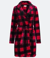 Bata de baño en fleece con lazo en la cintura y bolsillos, con estampado de cuadros rojos y negros.