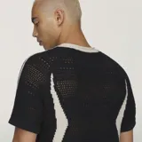 Remera de punto Adidas Originals by Edison Chen CLOT Knit Jersey, color negro con detalles en beige, cuello en V con cierre frontal y las icónicas tres tiras en las mangas.