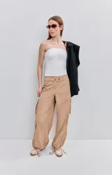 Top strapless blanco de calce ajustado, con escote recto y diseño minimalista.