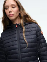 Campera larga acolchada color gris oscuro, con capucha fija, cierre frontal de cremallera de dos vías y diseño ligero con relleno sintético aislante.