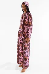 Pantalón ancho de corte fluido con estampado floral en tonos marrones y rosados, confeccionado en mezcla de viscosa y poliamida, con bolsillos laterales y elástico en la cintura.