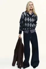 Jeans de mujer tiro alto, color celeste claro lavado, con cinco bolsillos y pierna extra ancha y larga.