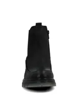 Botín tipo Chelsea de cuero negro con laterales elásticos, diseño de caña media y suela robusta de poliuretano con base gris traslúcida.