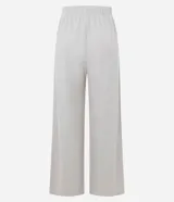 Pantalón wide leg de corte recto y holgado, color gris oscuro, con cintura elástica y costura central vertical en el frente. Confeccionado en una mezcla de poliéster y algodón.