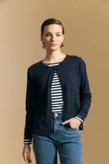 Cardigan negro de tejido suave y liviano, con cierre frontal abotonado y cuello redondo.