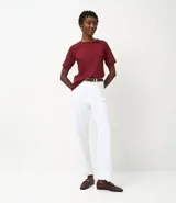 Remera básica de cuello redondo y manga corta, confeccionada en algodón suave y resistente.