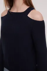 Sweater rojo de tejido de punto con cuello redondo y manga larga con hombros descubiertos.