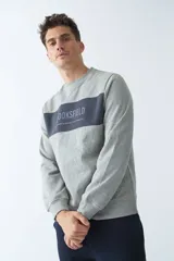 Buzo de felpa azul marino con una franja horizontal bordó en el pecho con la inscripción "BROOKSFIELD ESTABLISHED IN TORINO, ITALY - SINCE 1971".