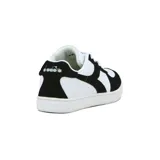 Championes urbanos Diadora modelo Helio II, color blanco con detalles en negro y gris.