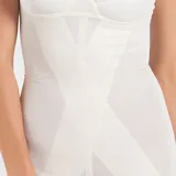 Body modelador blanco con soutien reductor sin aro, confeccionado en tela de faja de alta contención. Reforzado en zona abdominal con bandas interiores frontales, breteles anchos regulables y cavado cerrado. Confeccionado con tela que contiene fibra LYCRA®.
