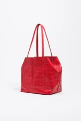 Bolso shopper mediano Bimba Y Lola de piel roja con grabado efecto cocodrilo, doble asa de hombro y logo metálico en la parte inferior.