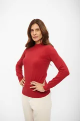 Sweater de punto con cuello medio alto, manga larga y ajuste clásico al cuerpo.