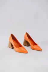 Zapato de tacón color verde agua, con punta fina y taco cuadrado forrado en cuero tipo madera.