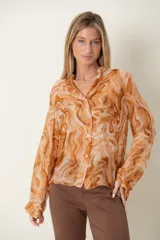 Camisa italiana estampada en seda y viscosa en tonos de ocre, con cuello mao y botones de nácar.