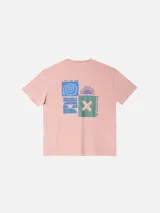 Camiseta color durazno con estampado en la espalda con motivos geométricos y texto.