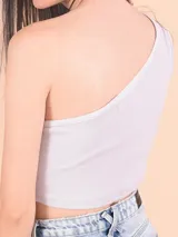Blusa de un solo hombro, estilo crop top, confeccionada en tejido acanalado de color blanco.