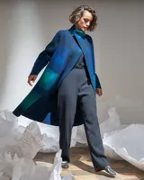 Tapado de lana merino afieltrada color azul con degradado a verde esmeralda. Diseño desestructurado con bolsillos laterales.