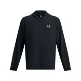 Campera deportiva Under Armour Vibe Woven negra con capucha, cierre frontal completo, logo blanco en el pecho y bolsillos laterales con cierre.
