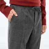 Pantalón estilo jogger de corte recto y estampado de cuadros, color negro y gris, con cintura elástica y bolsillos laterales.