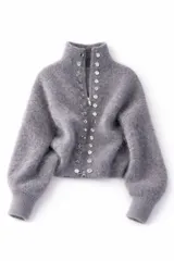 Cardigan de punto gris con cuello alto, cierre frontal de cremallera y doble hilera de botones decorativos metálicos. Diseño de manga larga y corte recto.