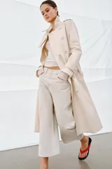 Jeans de tiro medio con diseño culotte y pierna ancha. Cuenta con cintura con trabillas, cierre frontal con cremallera y botón, y cinco bolsillos clásicos.