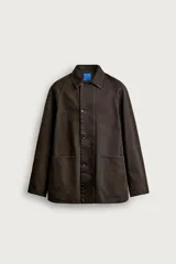 Chaqueta relaxed fit marrón oscuro confeccionada en tejido de algodón. Presenta cuello solapa, manga larga ranglán, bolsillos frontales de plastrón, efecto lavado y cierre frontal con botonadura. Colección especial Aaron Levine x Zara.