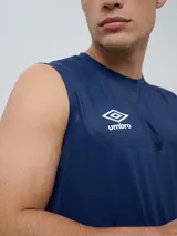 Musculosa deportiva Umbro modelo Axis para hombre, de color azul marino, con cuello redondo y logo impreso en el pecho.