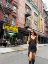 Minifalda ajustada de tejido de punto color marrón oscuro, con detalle de lazo o nudo en el lateral.