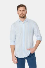 Camisa de lino de manga larga con diseño de rayas verticales en tonos verde y blanco, cuello camisero, cierre frontal de botones y bordado sutil en el pecho.