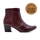 Bota corta de cuero color bordó, con punta fina, cierre lateral y taco cuadrado.