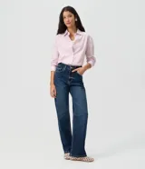 Pantalón de jean azul oscuro con corte recto y tiro alto, confeccionado en algodón premium, con bolsillos funcionales y cierre frontal con botón y cremallera.