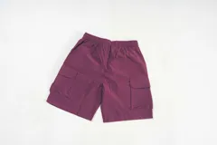 Bermuda negra confeccionada en nylon liviano, con cintura elastizada con cordón, bolsillos laterales y bolsillos cargo de perfil limpio.