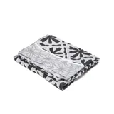Pashmina de tela liviana con estampado floral en tonos blanco, gris y negro, con bordes decorados con patrones geométricos.
