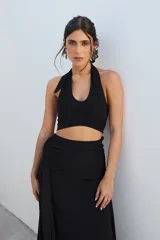 Top corto color marrón oscuro, estilo halter con escote pronunciado en V.