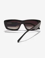 Lentes de sol Hawkers modelo Zenith con armazón de acetato negro y cristales degradados en tono ahumado.