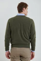 Sweater amarillo de tejido suave tipo cashmere, con escote en V.