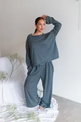 Conjunto de dos piezas de viscosa rayada en color azul marino y blanco, compuesto por un buzo de manga larga de corte holgado y un pantalón ancho tipo palazzo con cintura elástica.